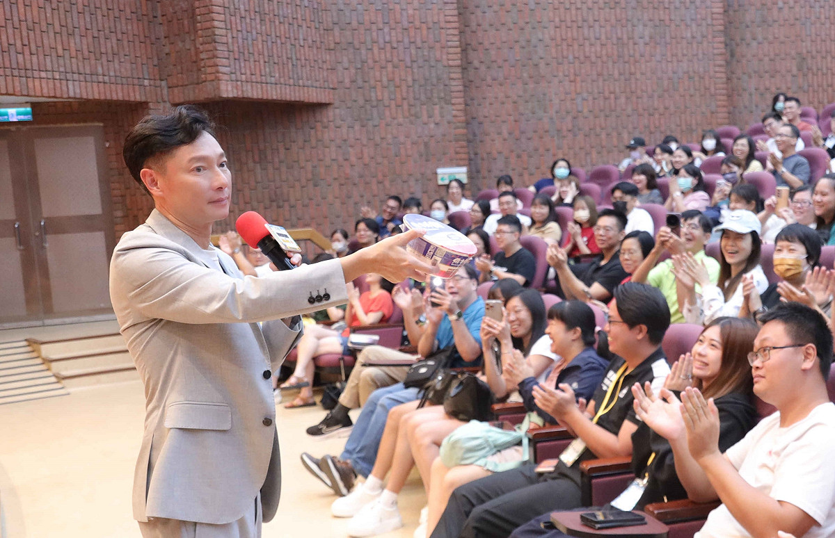 謝祖武(左一)以幽默風趣的風格，回顧從學生躍升為知名演員的職涯軌跡。 圖：高雄市青年局／提供