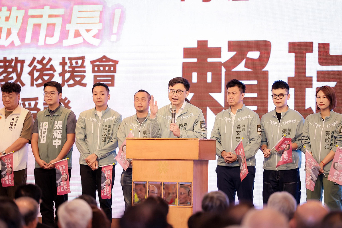 賴瑞隆(右四)出席「宗教後援會受證」，凝聚為高雄祈福、團結同行的力量。 圖：賴瑞隆辦公室／提供