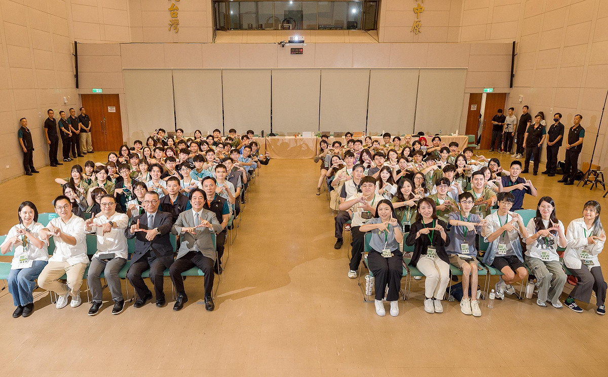 國務青旗艦營在今(26)日圓滿閉幕，除了內政部長劉世芳、立法委員林楚茵、吳沛憶，民進黨主席賴清德也親臨閉幕典禮 圖：青年旗艦營提供