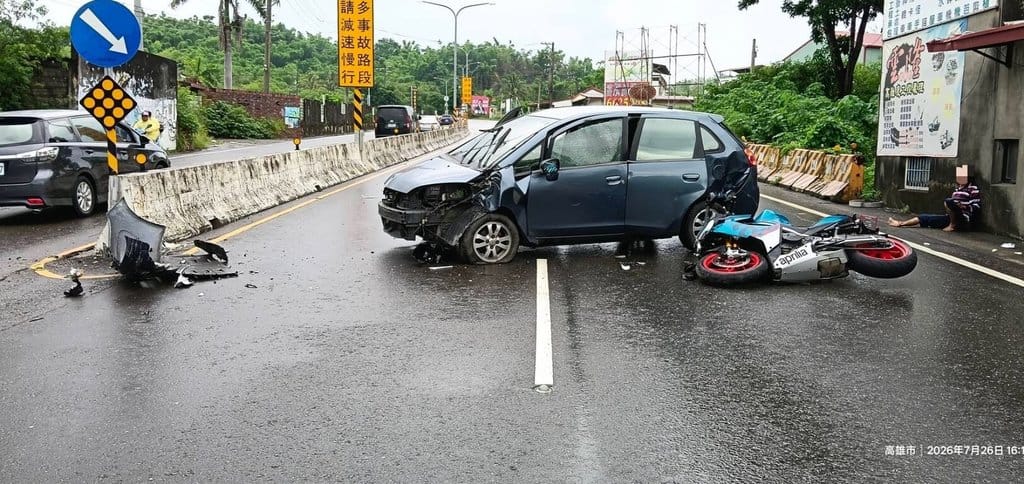 洪姓汽車駕駛26日行經高雄市旗山區台3線403公里處時，不明原因失控打滑自撞中央安全島，後方30歲簡姓重機騎士疑煞車不及，與事故車輛發生碰撞，3人受傷送醫，幸無生命危險。（高雄市政府警察局旗山分局提供）中央社記者張已亷傳真　115年7月26日