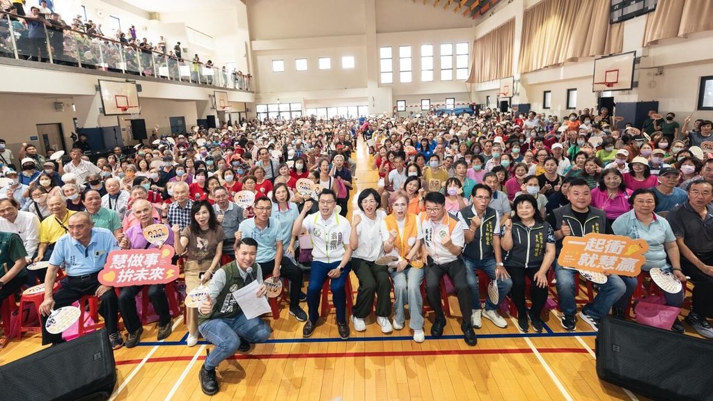 民進黨新北市長參選人蘇巧慧（前右8）26日在新莊區出席座談會表示，若擔任市長，將透過完善交通動線，舉辦更多親子活動，串聯新莊廟街、體育園區、中港大排及宏匯廣場，形成觀光十字廊帶。（蘇巧慧競辦提供）