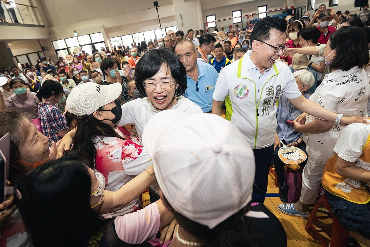蘇巧慧在進場時，原本僅需30秒的動線走了超過5分鐘，多位熱情民眾紛紛在現場高喊「蘇巧慧凍蒜！」、「新莊出市長！」場面相當熱烈。 圖：蘇巧慧辦公室提供