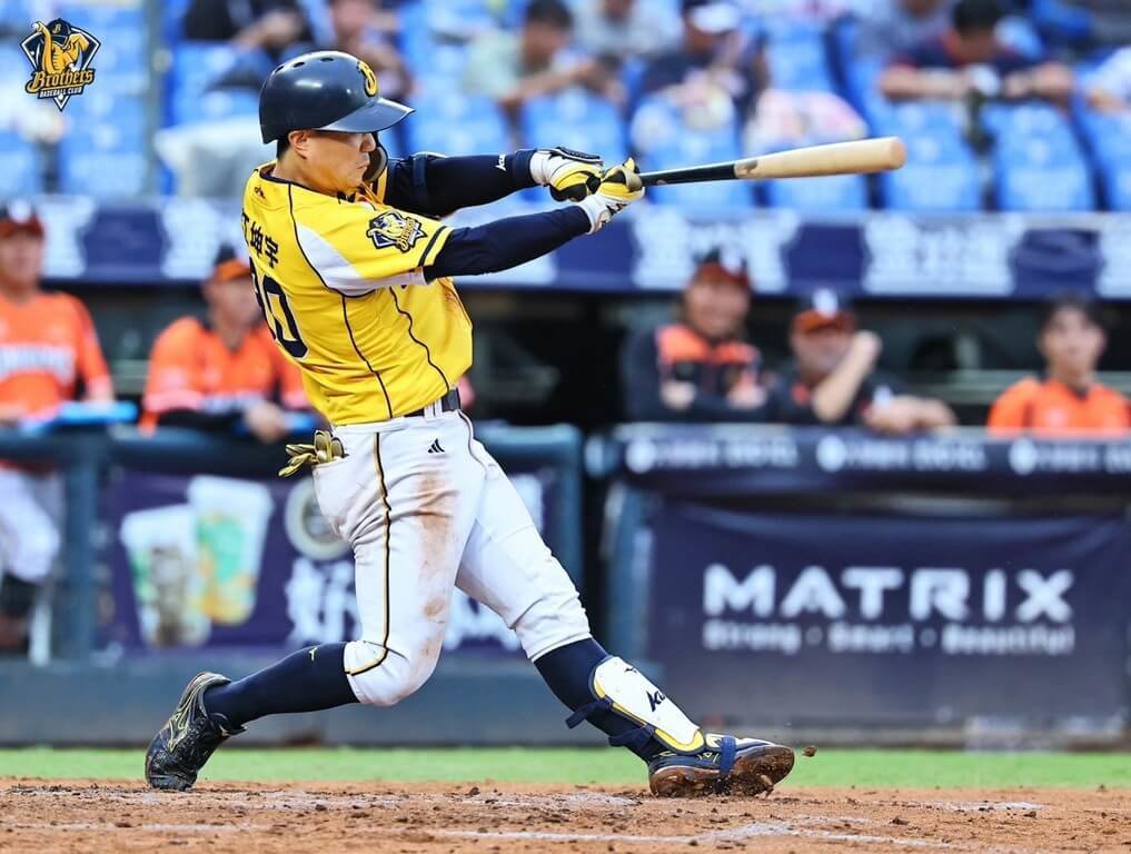 中華職棒中信兄弟隊26日在洲際棒球場對上統一7-ELEVEn獅，兄弟野手江坤宇（圖）4局下敲出1分打點二壘安打，幫助球隊以1比0勝出，中止洲際對戰獅隊跨季7連敗。（中信兄弟隊提供）中央社記者蘇志畬傳真　115年7月26日