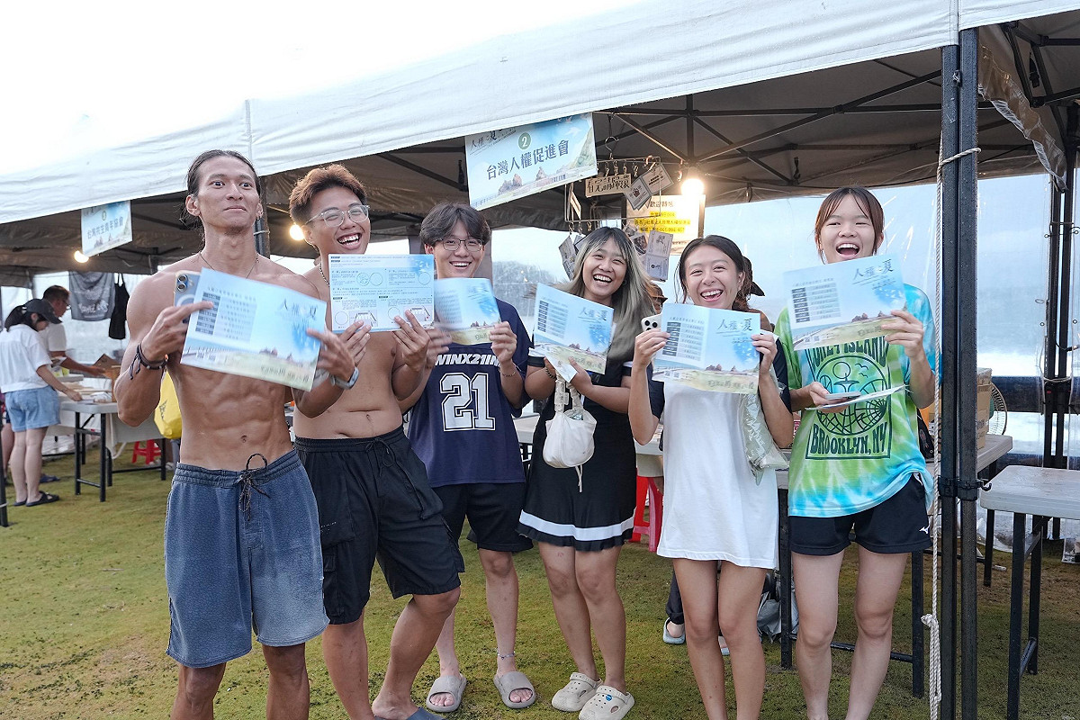 參加人權市集的民眾在攤位前合影。 圖：國家人權博物館提供
