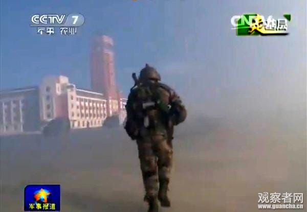 解放軍軍事演習中出現一棟紅白色建築物，外形結構與台灣總統府有些相似。 圖：翻攝自觀察者網