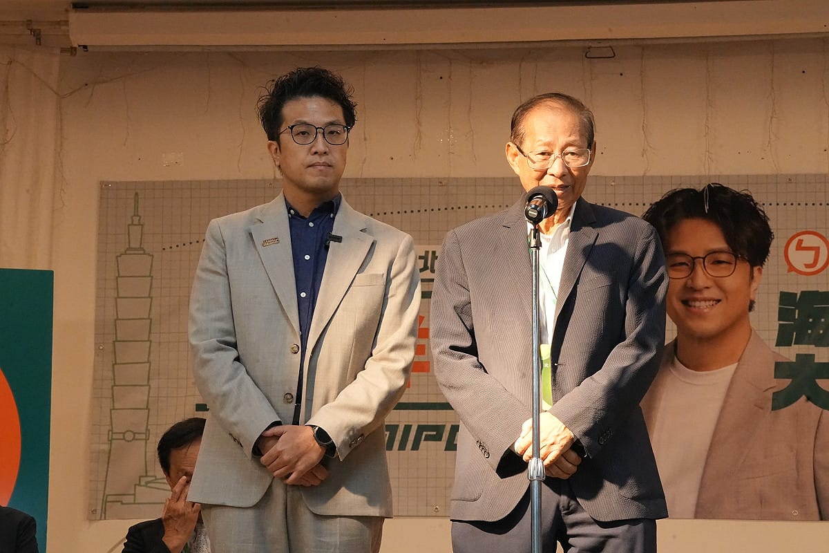 民進黨台北市長參選人沈伯洋台灣時間26日出席美東海外後援會成立大會，圖右為蘇姿丰父親蘇春槐 圖：沈伯洋辦公室提供