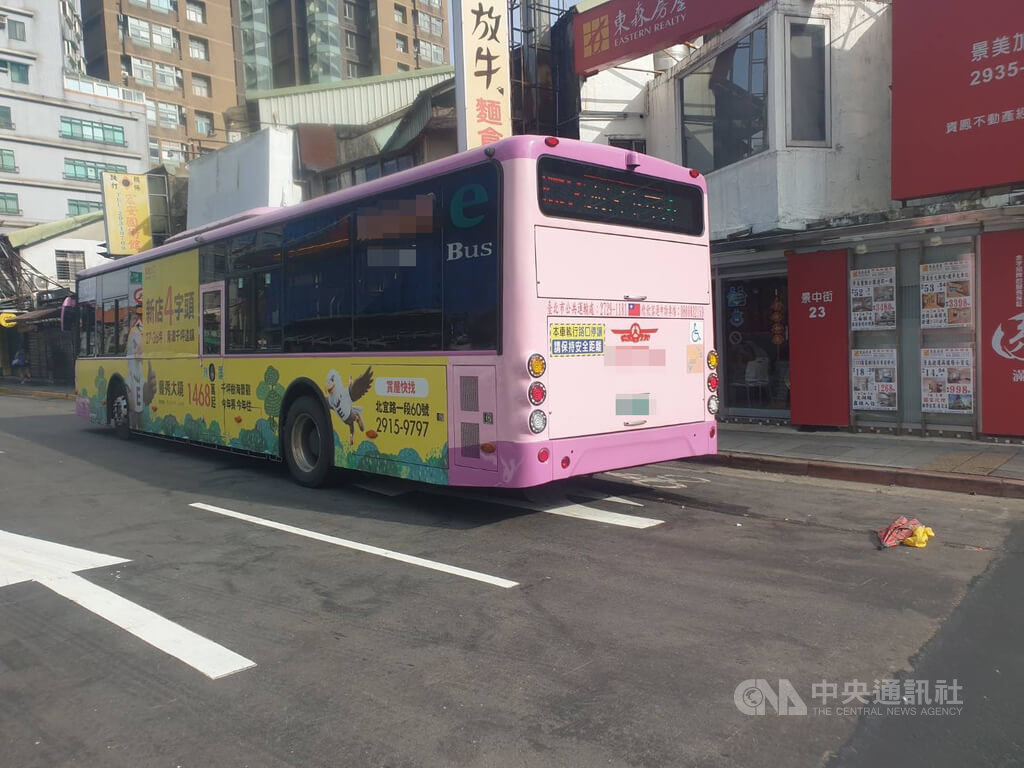 台北文山區景中街，27日發生1起公車死亡車禍，1名婦人捲入車底受困身亡。（翻攝照片）中央社記者黃麗芸傳真　115年7月27日