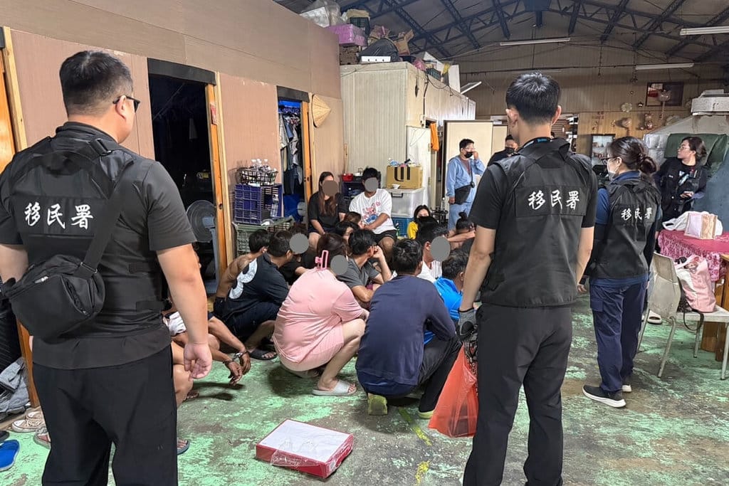 移民署5月在台南查獲20名泰國籍逾期停留人士，循線追查發現2名泰國籍女子涉向同鄉收取仲介費指派工作，調查後送辦。（台南市專勤隊提供）中央社記者楊思瑞台南傳真　115年7月27日