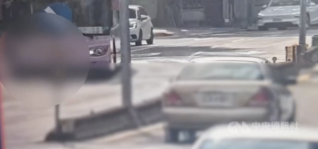 台北市8旬徐姓婦人27日搭公車至文山區景中街一帶下車後，繞至公車車頭前要穿越馬路，遭起駛公車碾壓致死。（翻攝照片）中央社記者黃麗芸傳真　115年7月27日