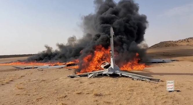 胡塞武裝公佈沙烏地阿拉伯皇家空軍（RSAF）編號為 20703 的 Bayraktar Akıncı 無人機殘骸。 圖 : 翻攝自勝研集