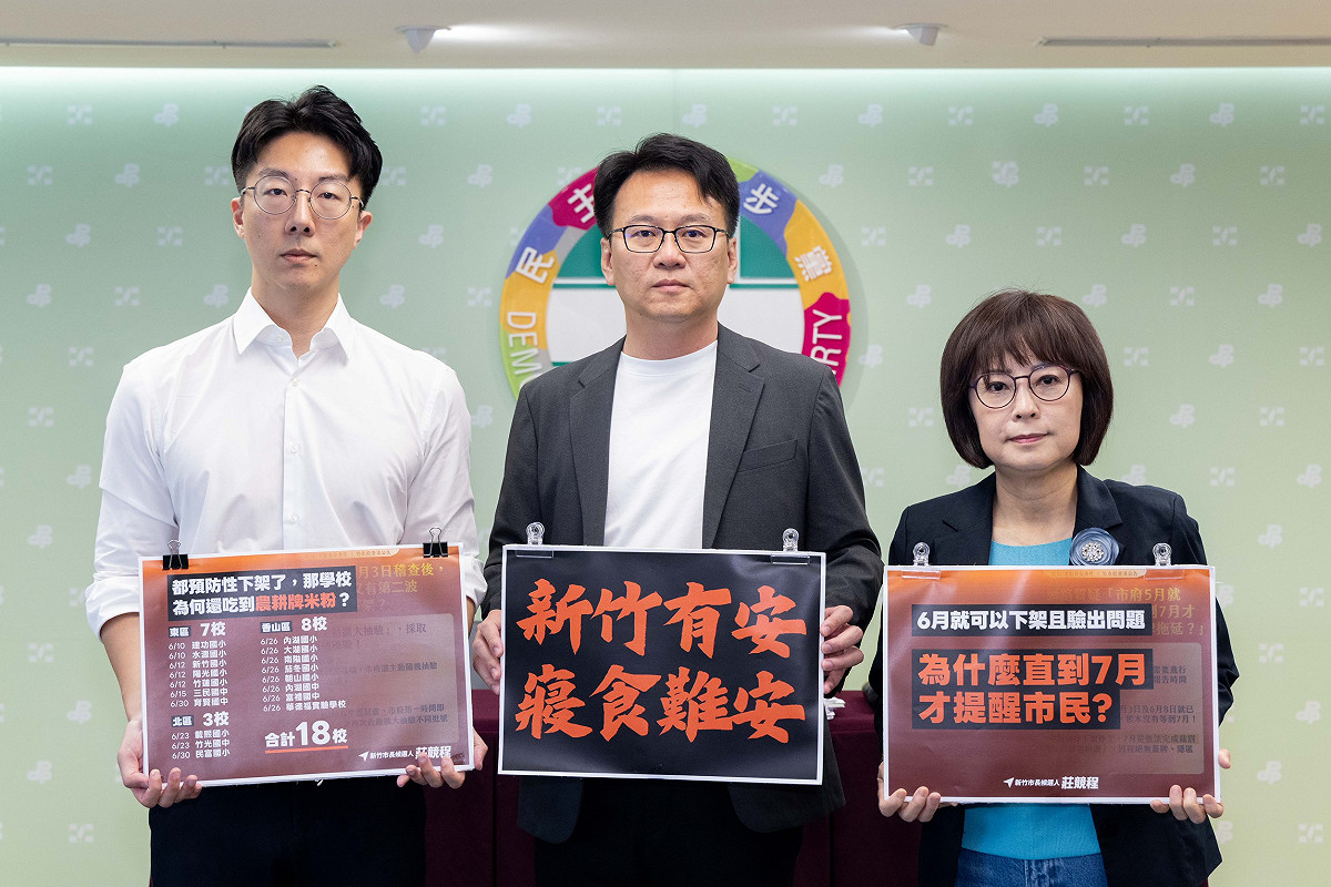 民進黨新竹市長參選人莊競程（中）今（27）天與立委林月琴（右）、民進黨發言人吳崢（左）召開聯合記者會。 圖：民進黨提供