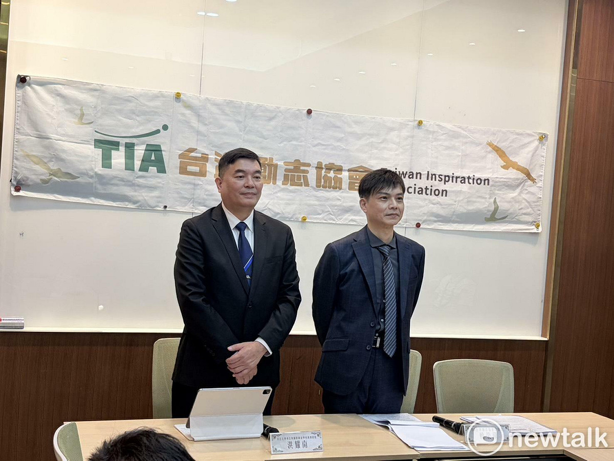台灣勵志協會（TIA）今（27）日發布最新「台灣情勢調查」，執行長賴榮偉（右）與學者洪耀南（左）出席民調說明會。 圖：李宣萱/攝