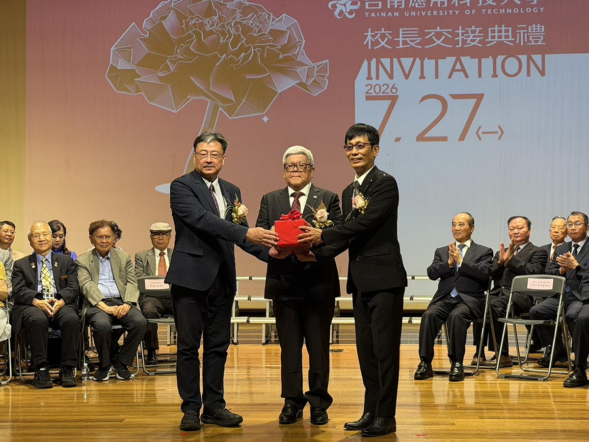 台南應用科技大學舉行校長交接典禮，由董事長黃基正主持監交，正式由許和捷教授接任第13任校長。 圖：東海大學/提供