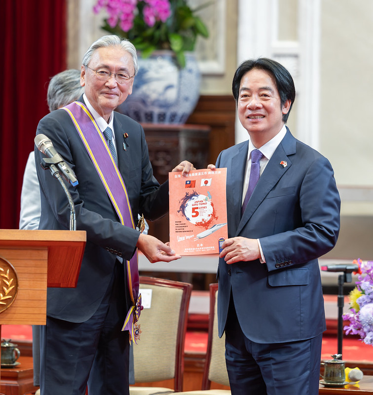 賴清德總統今（27）日頒授「日本台灣友好議員聯盟」會長古屋圭司眾議員「大綬景星勳章」，表彰其深化台日關係的卓越貢獻。 圖：總統府提供