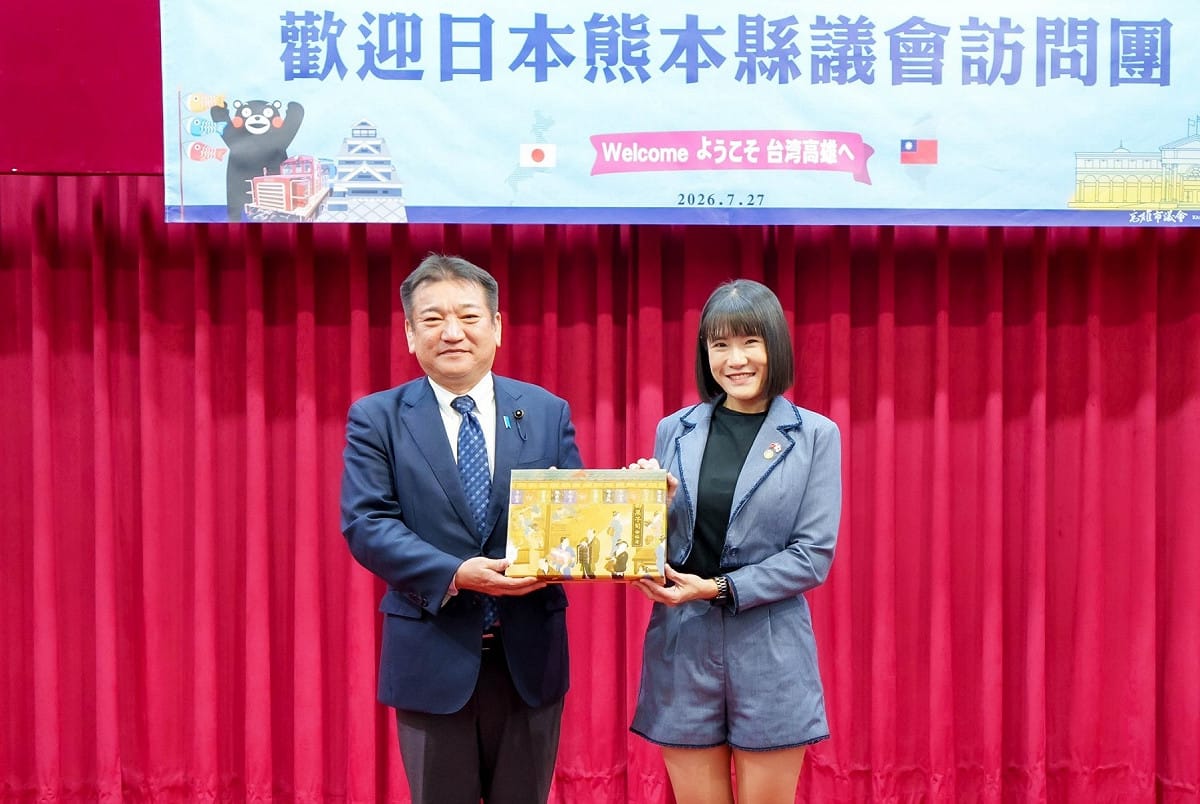 鄭孟洳(右)代表康裕成歡迎內野幸喜(左)到訪。 圖：高雄市議會／提供