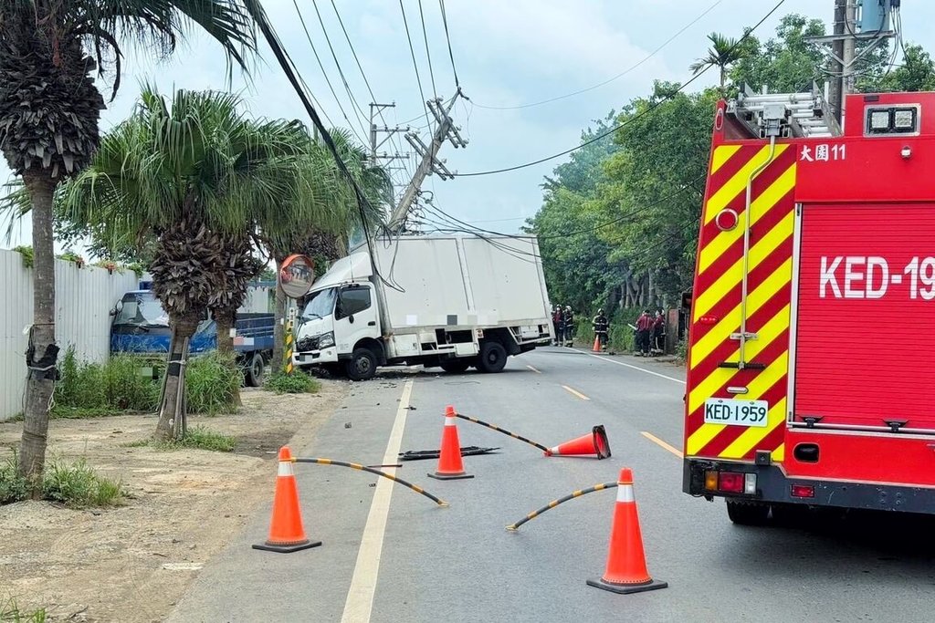 1輛自用大貨車27日沿桃5線往大園區埔心方向行駛，疑操作不慎撞擊路旁電線桿及停放小貨車。台電桃園區營業處說明，因車輛撞擊電桿，造成大園區及蘆竹區共2858戶停電，已派員搶修。（桃園市警察局大園分局提供）中央社記者吳睿騏桃園傳真　115年7月27日