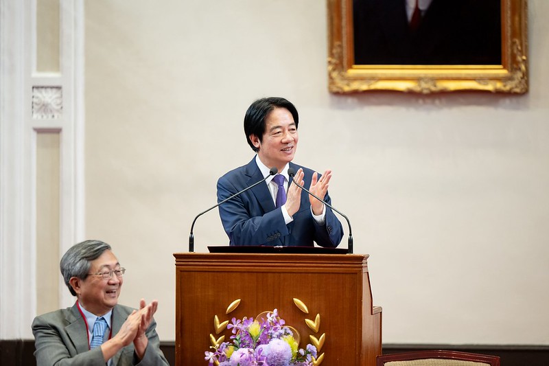 賴清德總統今（27）日接見「中華民國第66屆中小學科學展覽會」第一名作品師生，肯定獲獎同學展現創意、細緻觀察力及探索科學的精神。 圖：總統府提供