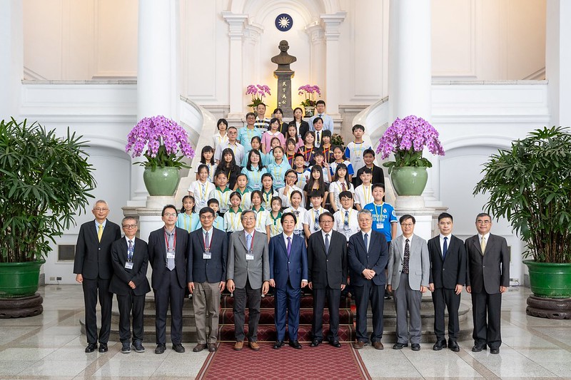 賴清德總統今（27）日接見「中華民國第66屆中小學科學展覽會」第一名作品師生，並於會後合影。 圖：總統府提供