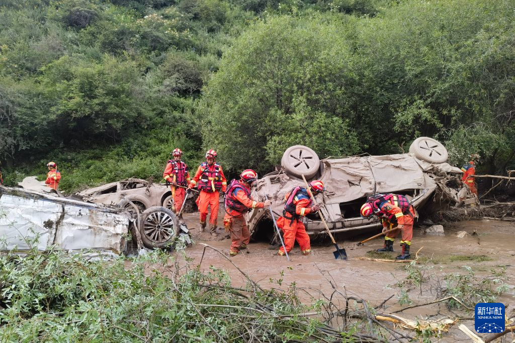 中國甘肅省雙石門景區傳出短時大雨引發山洪，掀翻自駕露營車，造成至少10死、23傷慘劇。 圖：翻攝陸網/新華網