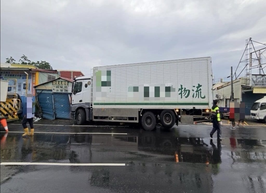 駕駛大貨車的29歲吳姓男子27日沿屏東縣九如鄉九如路二段行駛時，不明原因撞擊電桿、鐵皮屋等。警方表示，吳男經唾液毒品快篩，呈現依托咪酯陽性反應，依公共危險及毒品危害防制條例送辦。（警方提供）中央社記者李卉婷傳真　115年7月27日