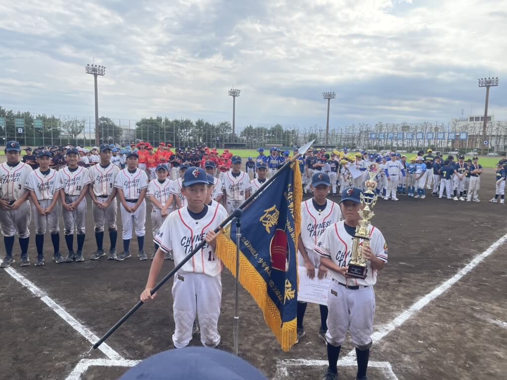 台中市和平區德芙蘭國小主責組成的台灣代表隊，日前赴日本參加世界少年軟式棒球錦標賽，挺進冠軍賽順利擊敗日本，勇奪世界冠軍金盃。（中市府提供）中央社記者趙麗妍傳真　115年7月27日