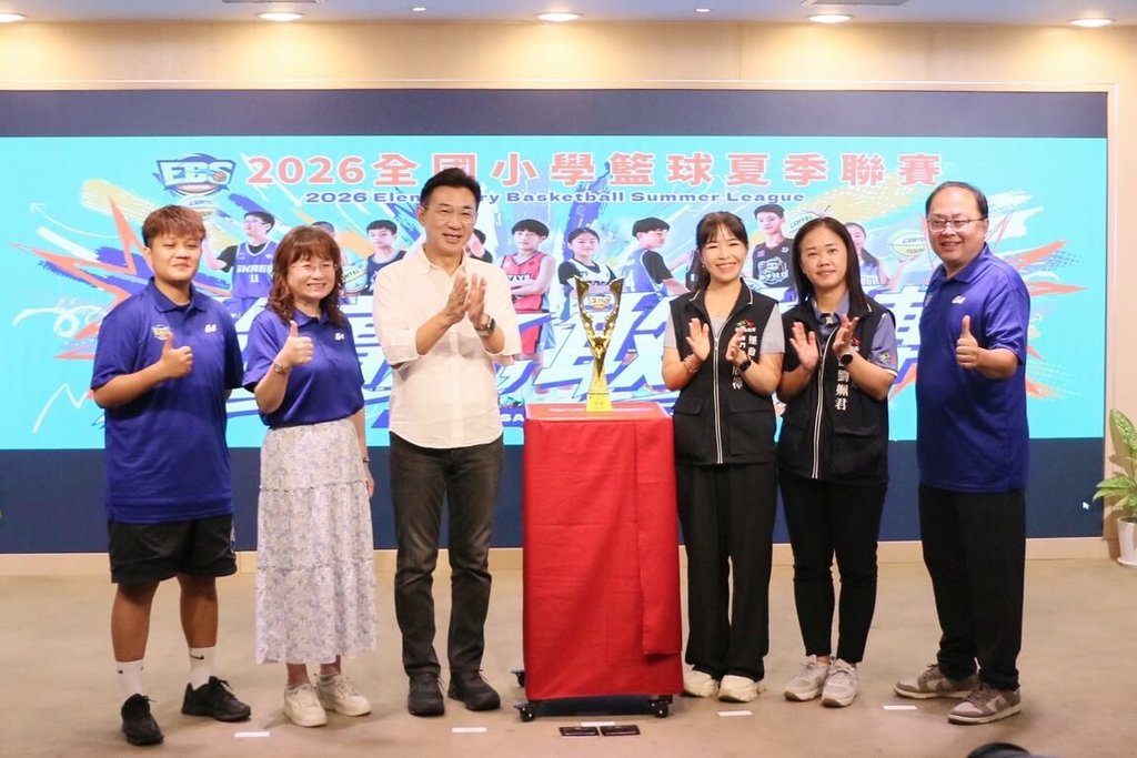 「2026全國小學籃球夏季聯賽」8月1日至7日在台中開打，27日在台中市政府舉行開賽記者會，兼任聯賽大會會長的立法院副院長江啟臣（左3）出席。（江啟臣服務處提供）中央社記者郝雪卿傳真　115年7月27日