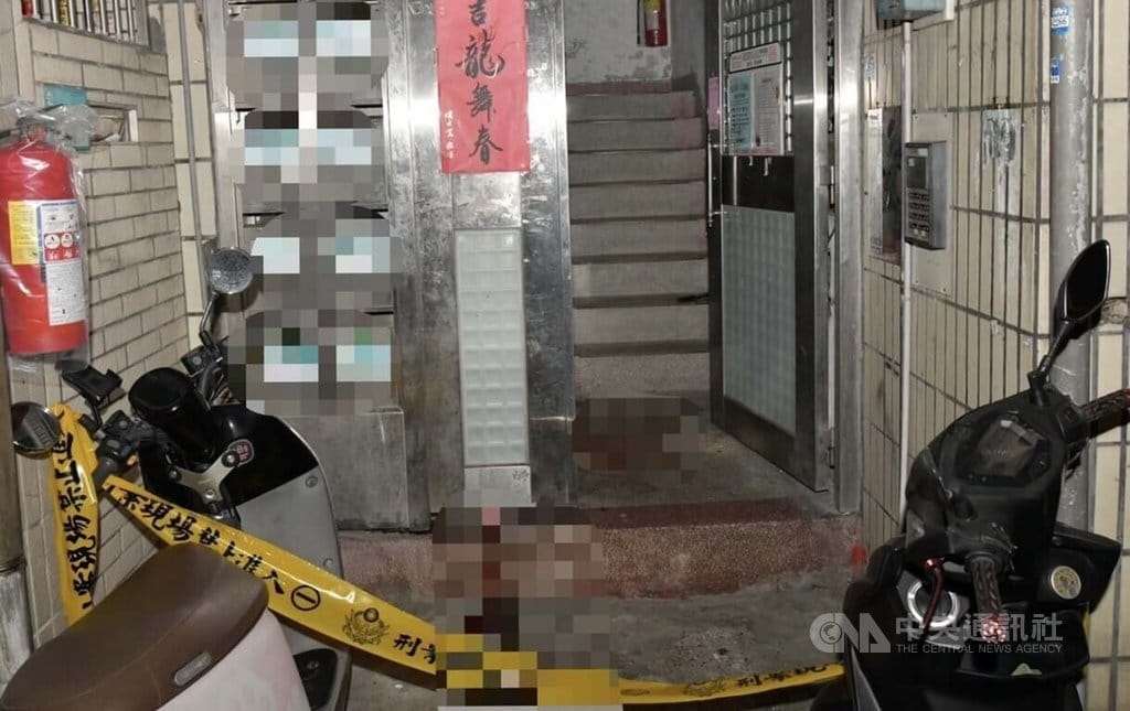 新北市中和區興南路某公寓26日發生家庭悲劇。66歲張姓男子在樓梯間與媳婦發生爭執，疑情緒失控持刀揮砍，媳婦遭割頸死亡，檢警獲報逮捕張男移送法辦。（翻攝照片）中央社記者王鴻國傳真　115年7月27日