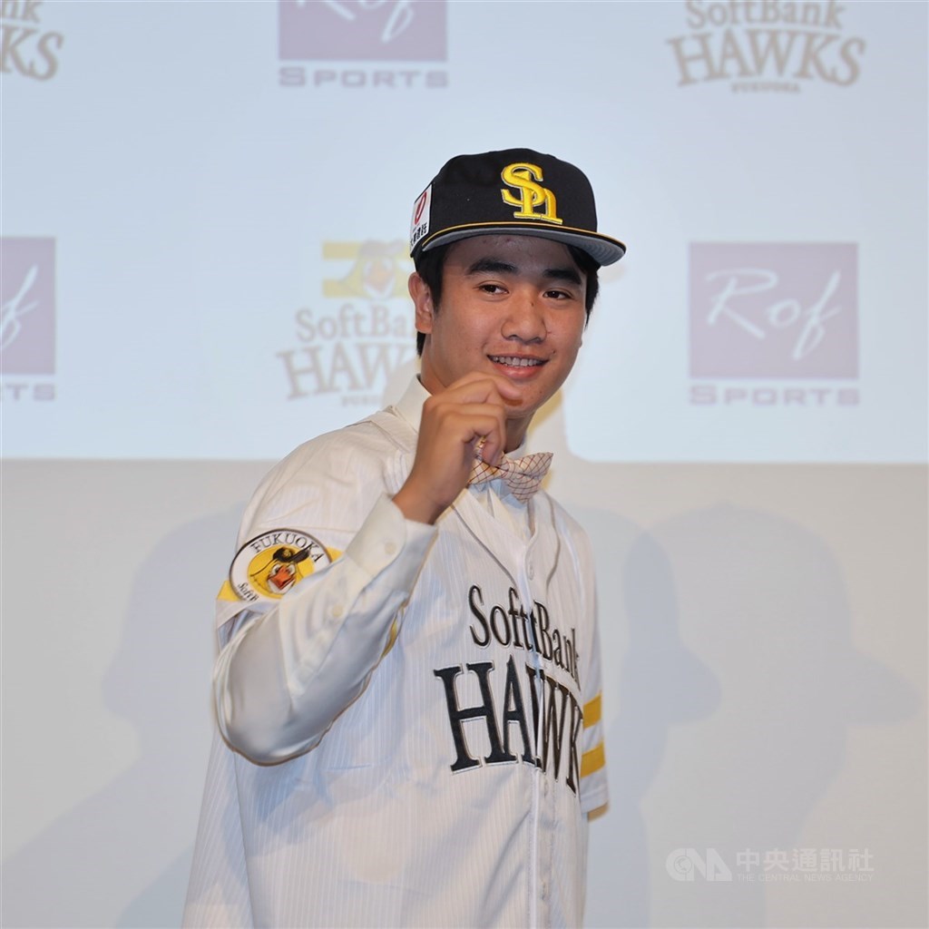 日職福岡軟銀鷹隊20歲台灣投手張峻瑋（圖）轉正式球員、將披上軟銀背號17號球衣。（中央社檔案照片）