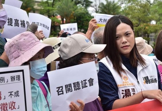 湯茹婷(右一)砲轟黃敬雅「選舉空降」，「這樣還好意思說競選民意代表、為民服務嗎？」 圖：翻攝湯茹婷臉書
