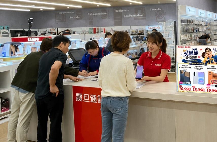 父親節將至，坊間通訊行AI手機詢問度大增。 圖：業者提供