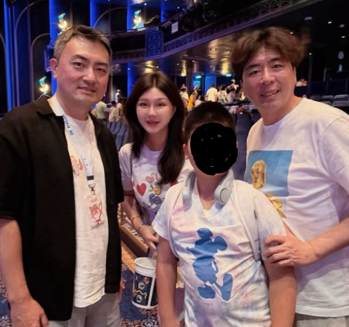 梁赫群(右)一家赴新加坡搭乘迪士尼郵輪時，意外巧遇老高(左)。 圖：翻攝自梁太的婚顧生活FB
