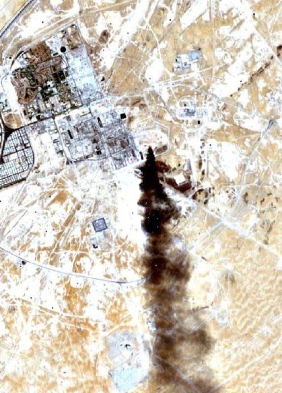 衛星影像顯示，阿布凱克石油處理設施遭受無人機攻擊，出現大量黑色煙霧柱上升。 圖：翻攝自 X @HormuzLetter