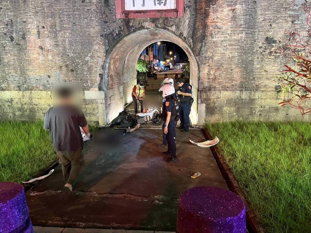 陳姓少年27日騎微電車要駛入屏東縣恆春鎮南門圓環時，疑車速過快，先失控撞上城門外側路障，再衝入城門內，幸傷者意識清楚，無生命危險。（屏東縣政府警察局恆春分局提供）中央社記者黃郁菁傳真　115年7月28日
