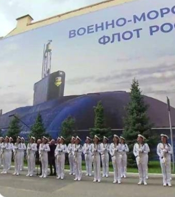 俄羅斯總統普丁出席聖彼得堡海軍節，被發現竟沒站在真的核潛艦前，而是用看板代替   圖 : 翻攝自 X / Nexta