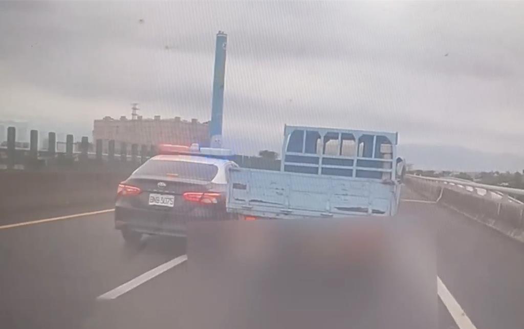 小貨車酒駕還拒測逃逸，遭3輛警車圍堵逮捕。 圖：翻攝畫面