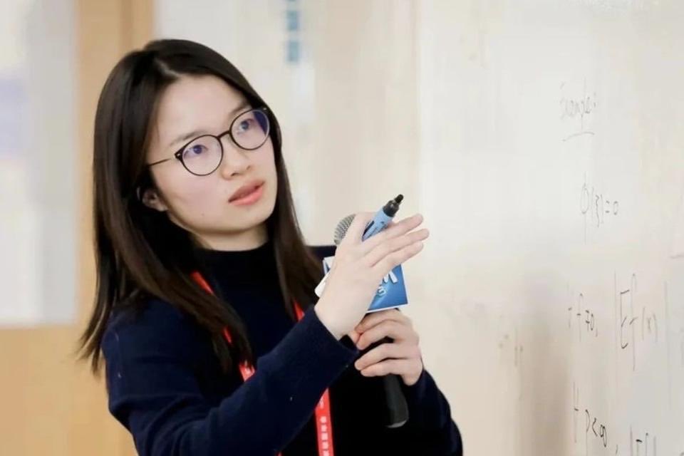 菲爾茲獎得主王虹曾就讀北京大學地球與空間科學學院，後轉入數學領域並赴法深造。 圖：翻攝自 X @Michaelzsguo