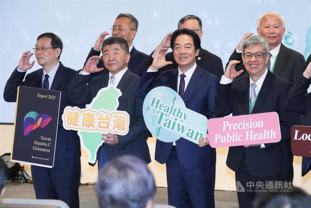 「台灣領航 消除C肝」國際記者會2025年12月舉行，總統賴清德（前右2）、前副總統陳建仁（前右）、行政院政委陳時中（前左2）、衛福部次長莊人祥（前左）等人出席。（中央社檔案照片）