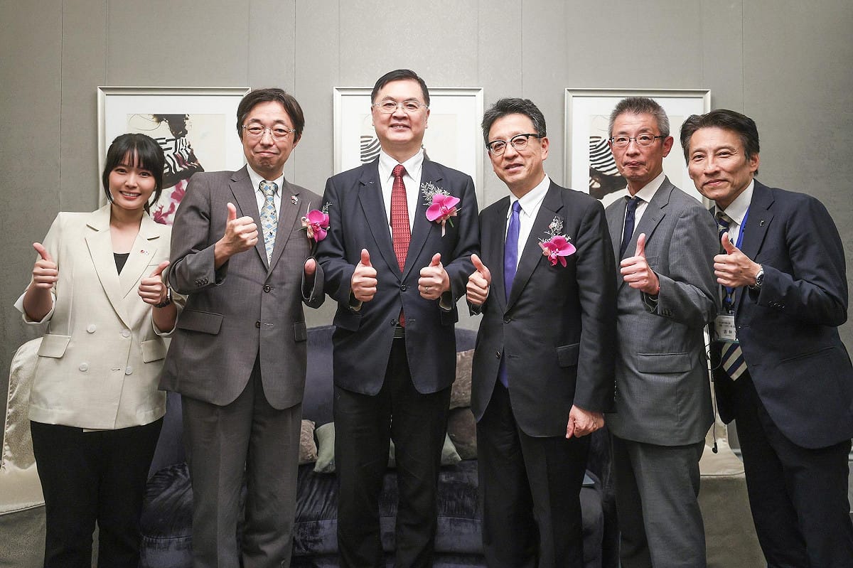 羅達生(左三)代表高市府出席「2026台灣・熊本經濟共創論壇」，與木村敬(左二)、大西一史(右三)交流，張硯卿(左一)表示高雄與熊本的合作面向不斷擴大，象徵雙邊關係成熟。 圖：高雄市行國處／提供