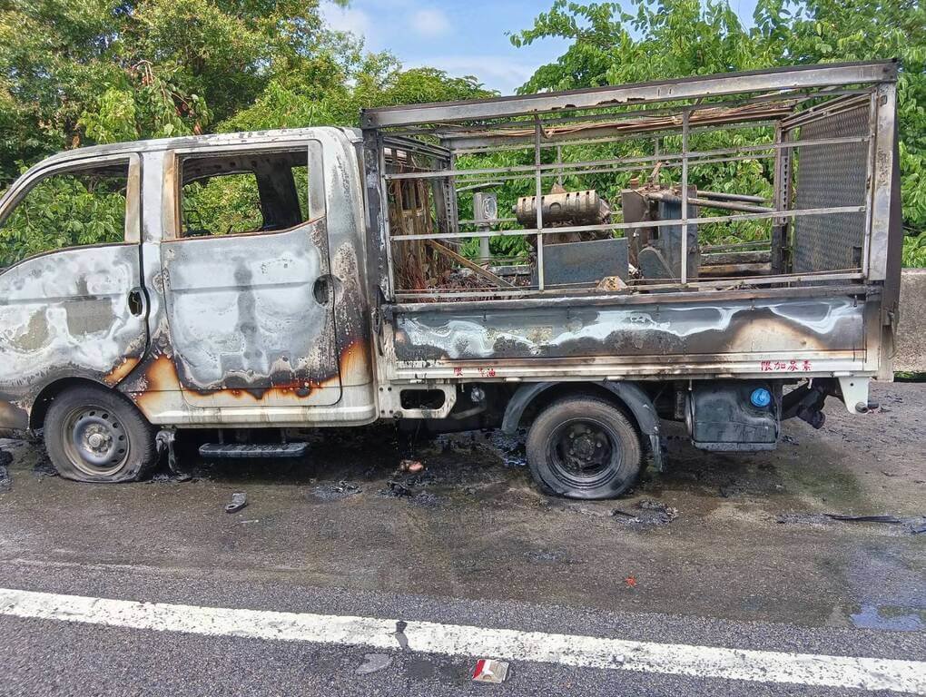1輛貨車28日上午行經國道1號南下苗栗銅鑼路段，疑因載運的切割機具過熱自燃引發火舌，駕駛發現異狀緊急停靠路肩，並與車上其餘3人逃生，車輛嚴重燒毀。（民眾提供）中央社記者管瑞平傳真　115年7月28日
