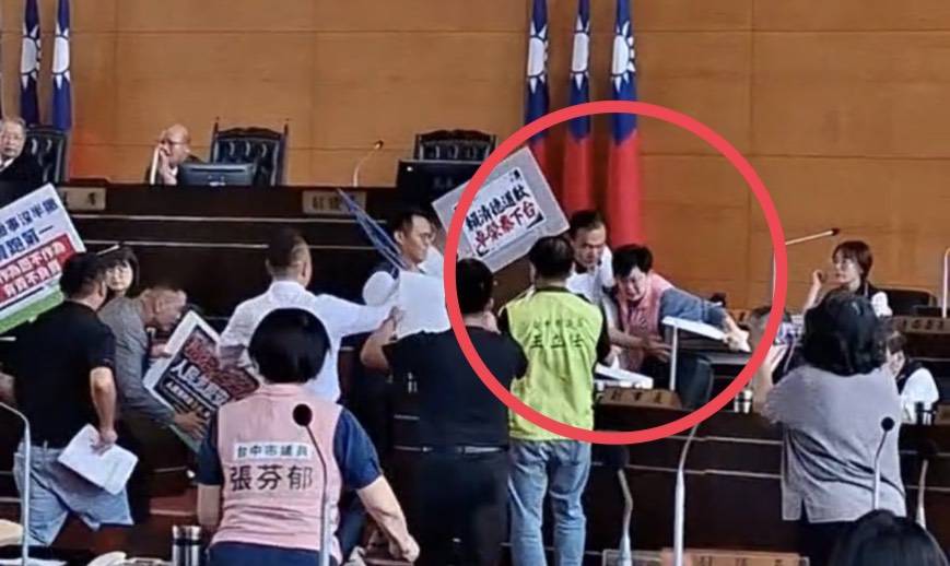 民進黨市議員陳俞融指控遭到國民黨市議員賴義鍠暴力相向。 圖：民進黨團/提供