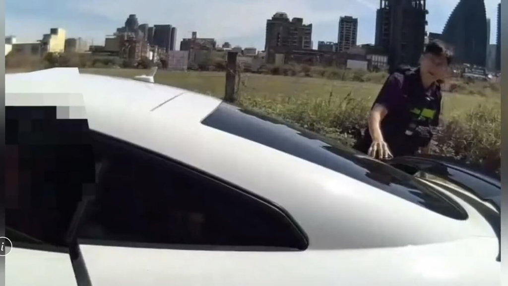 台中西屯區28日有車輛停道路中，駕駛疑神情恍惚，警方獲報將駕駛帶回調查，經毒品唾液篩檢呈陽性反應，後續依法移送偵辦。（民眾提供）中央社記者郝雪卿傳真　115年7月28日