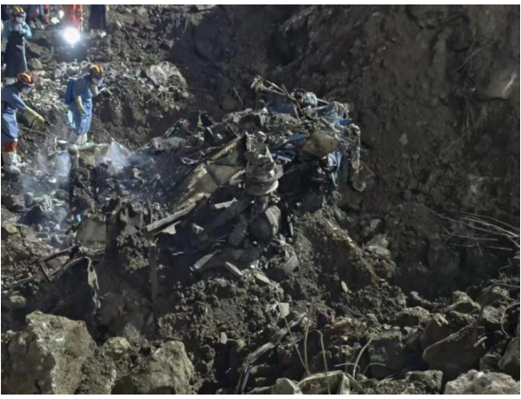 重慶彭水山體崩塌後，搜救人員持續搜尋失聯客運中巴車乘客，現場救援工作仍在進行。 圖：翻攝自 X @whyyoutouzhele