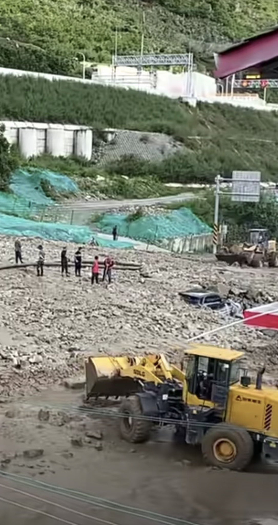 四川瀘定高速交流道附近突發土石流，一輛汽車駕駛及乘客及時棄車逃生，車輛隨後遭大量泥沙掩埋。 圖：翻攝自 X @cuichenghao
