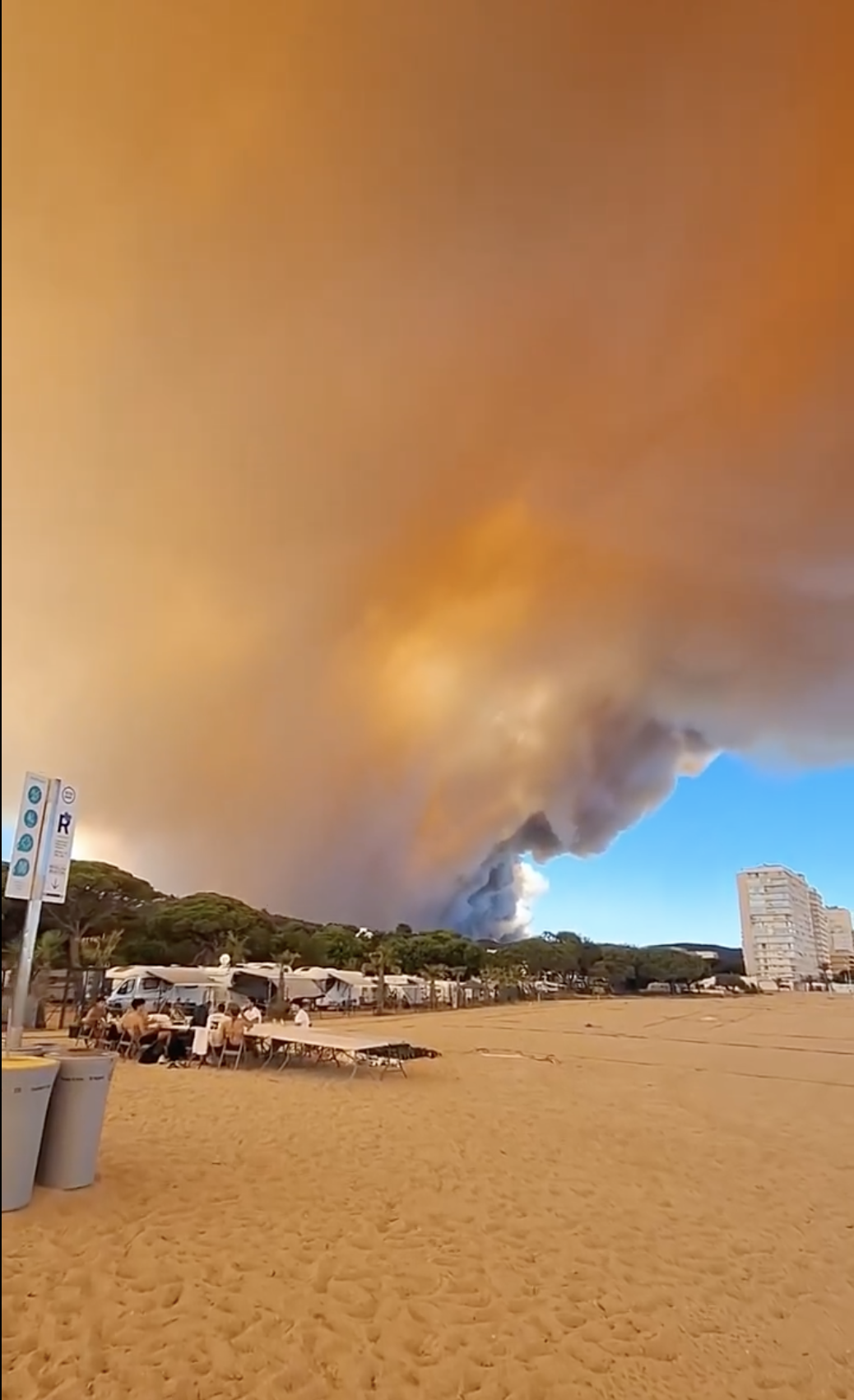 法國與西班牙多地遭受嚴重野火侵襲，濃煙籠罩受災區域，居民被迫撤離家園。 圖：翻攝自 X @BGatesIsaPyscho