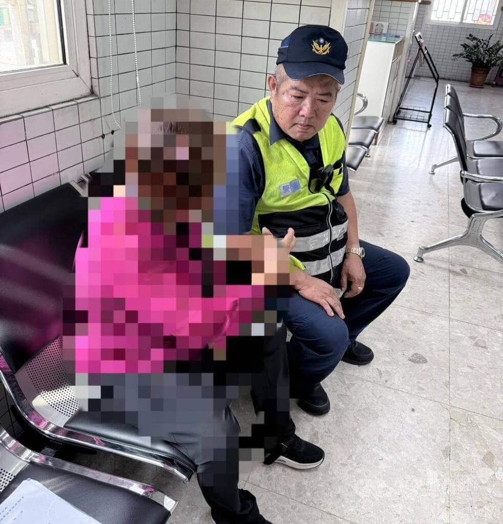 台中市林姓婦人（左）日前到郵局欲匯款新台幣30萬元稱住家裝潢用，經行員發現有異報案。員警到場她又改口是借友人周轉，在警方勸導並說明相關案例下，她才相信自己差點遭詐騙。（翻攝照片）中央社記者蘇木春傳真　115年7月28日