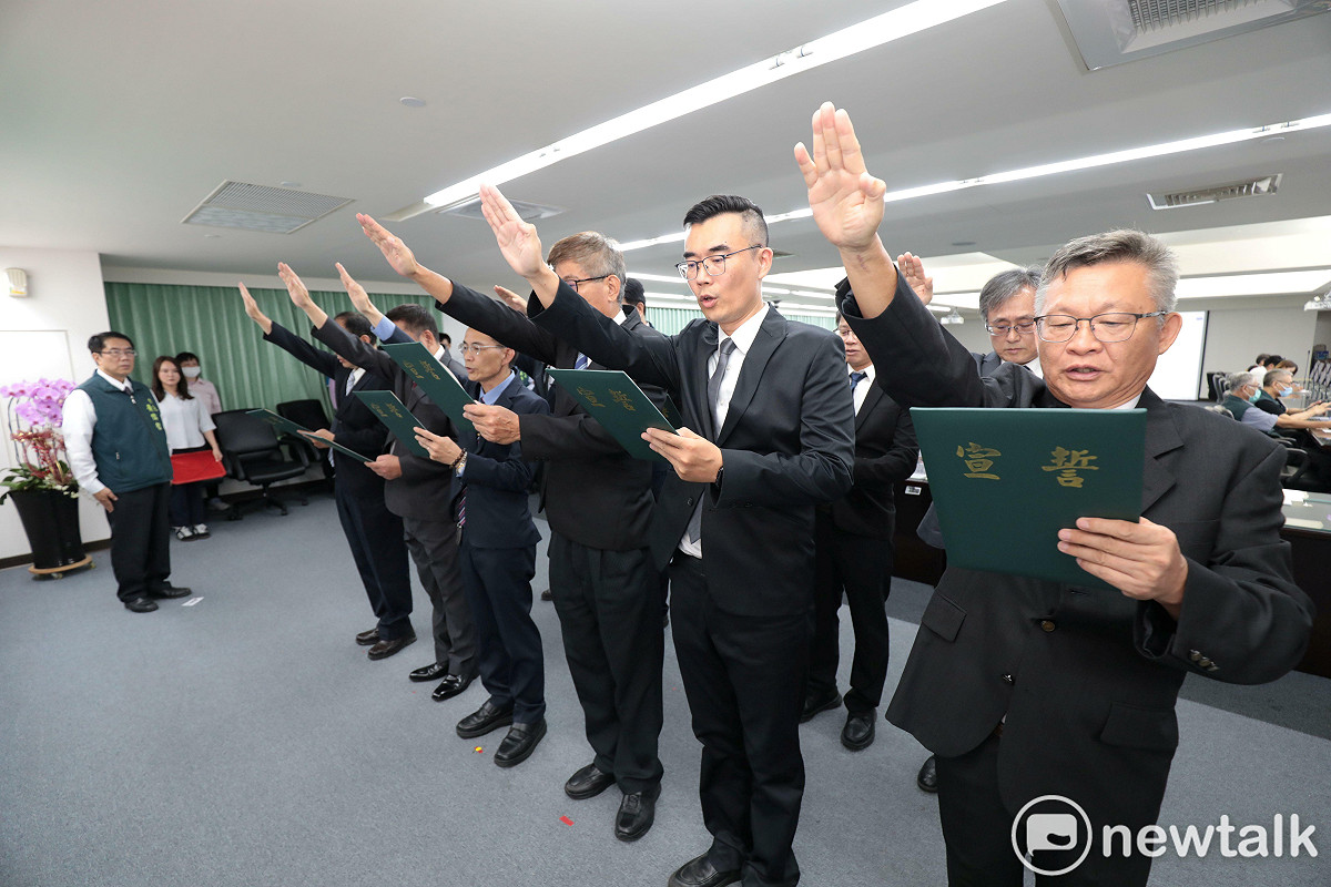 台南市政府今日於市政會議完成民政局、農業局、體育局等3位新任局長及11位區長宣誓就職，由市長黃偉哲監誓，期勉新任首長及區長勇於任事、發揮所長，共同提升市政治理效能與市民服務品質。 圖：台南市政府提供