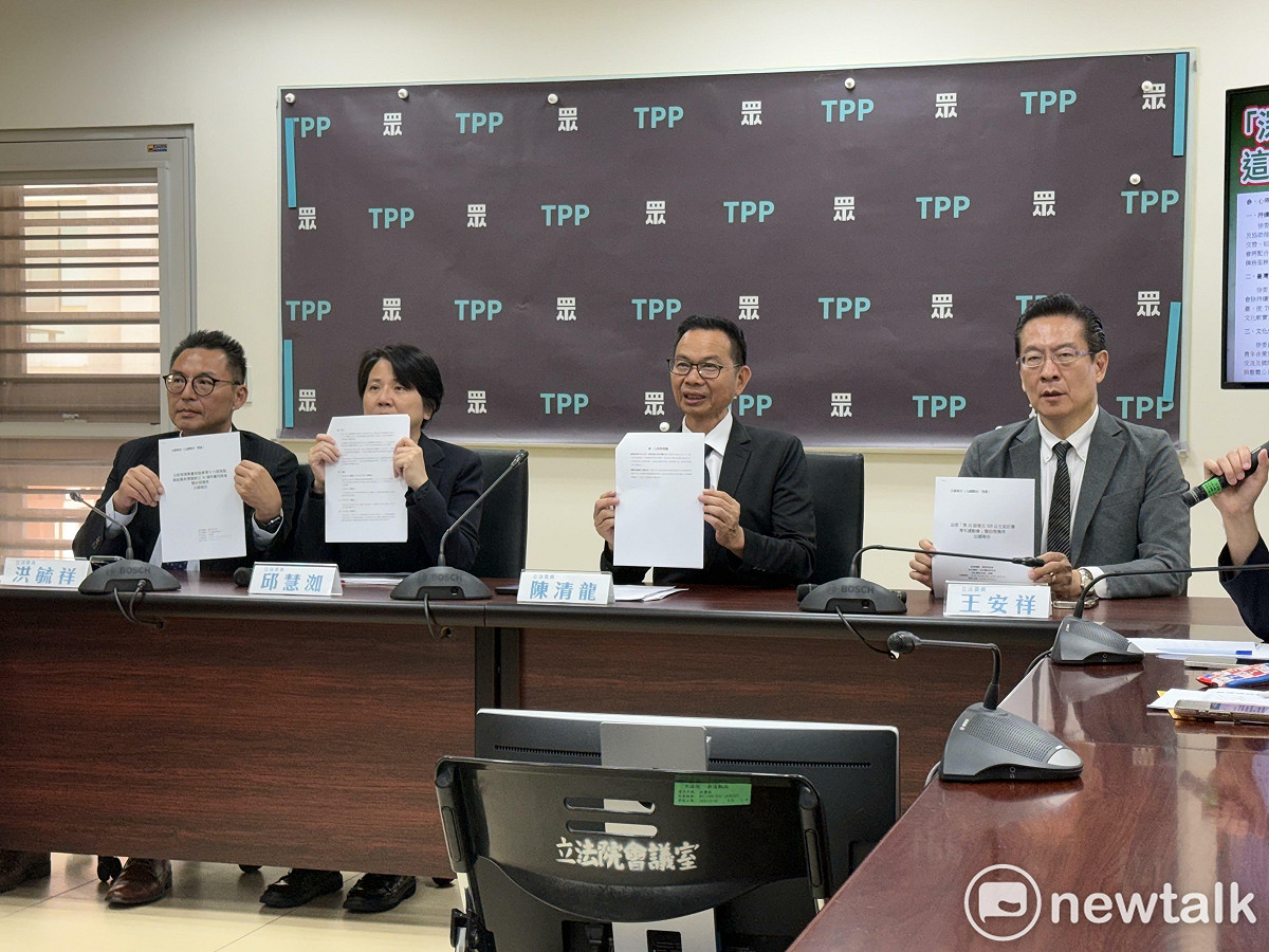 民眾黨團上午召開記者會，質疑陸委會、僑委會等部出國考察報告內容空泛，是假考察、真觀光。 圖：周煊惠 ／ 攝