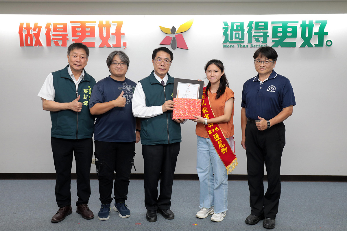 臺南市政府市政會議，邀請榮獲2026總統教育獎的宅港國小周君憲、將軍國中張麗卿及後壁高中林勇杉出席分享榮耀。市長黃偉哲頒贈「敦品勵學」獎狀及禮品，肯定3位學生在逆境中奮發向上、勇敢追夢的精神。 圖：台南市政府提供