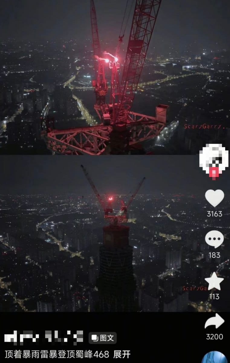 一名年輕男子戴著電影《V怪客》面具，攀登有「成都第一高樓」之稱的蜀峰 468 大樓。 圖：翻攝自 X 李老師不是你老師