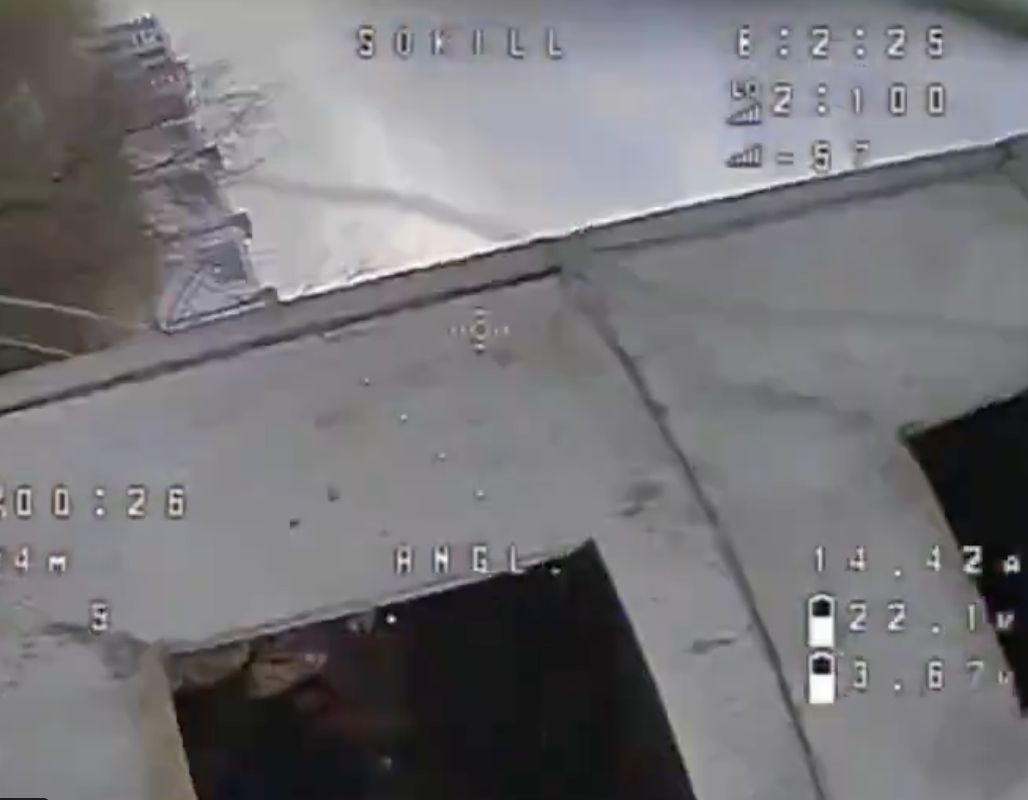 俄羅斯軍人用噴射網纏住烏克蘭無人機使其墜落。 圖：翻攝自@Whiledvid